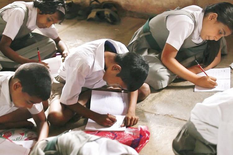 Τσάντα-θρανίο από χαρτόνι για τα φτωχά πιτσιρίκια της Ινδίας